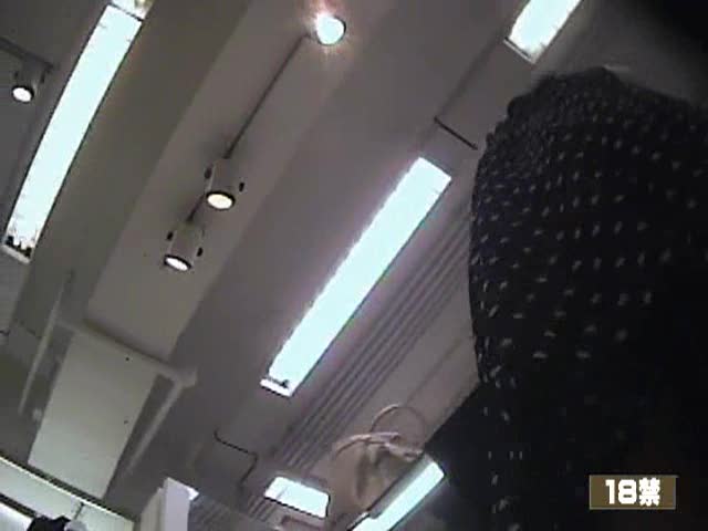 【パンチラ盗撮動画】知的なスーツ姿の激カワ美人ショップ店員さんのスカート内をまさかの逆さ撮りでパンティ攻略ｗ